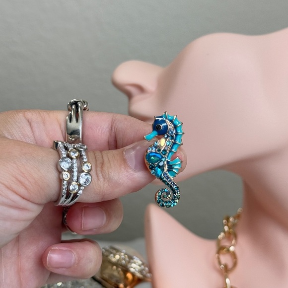 ⚜️❤️‍🔥 Ocean Seahorse Brooch  🌊 - Picture 6 of 9